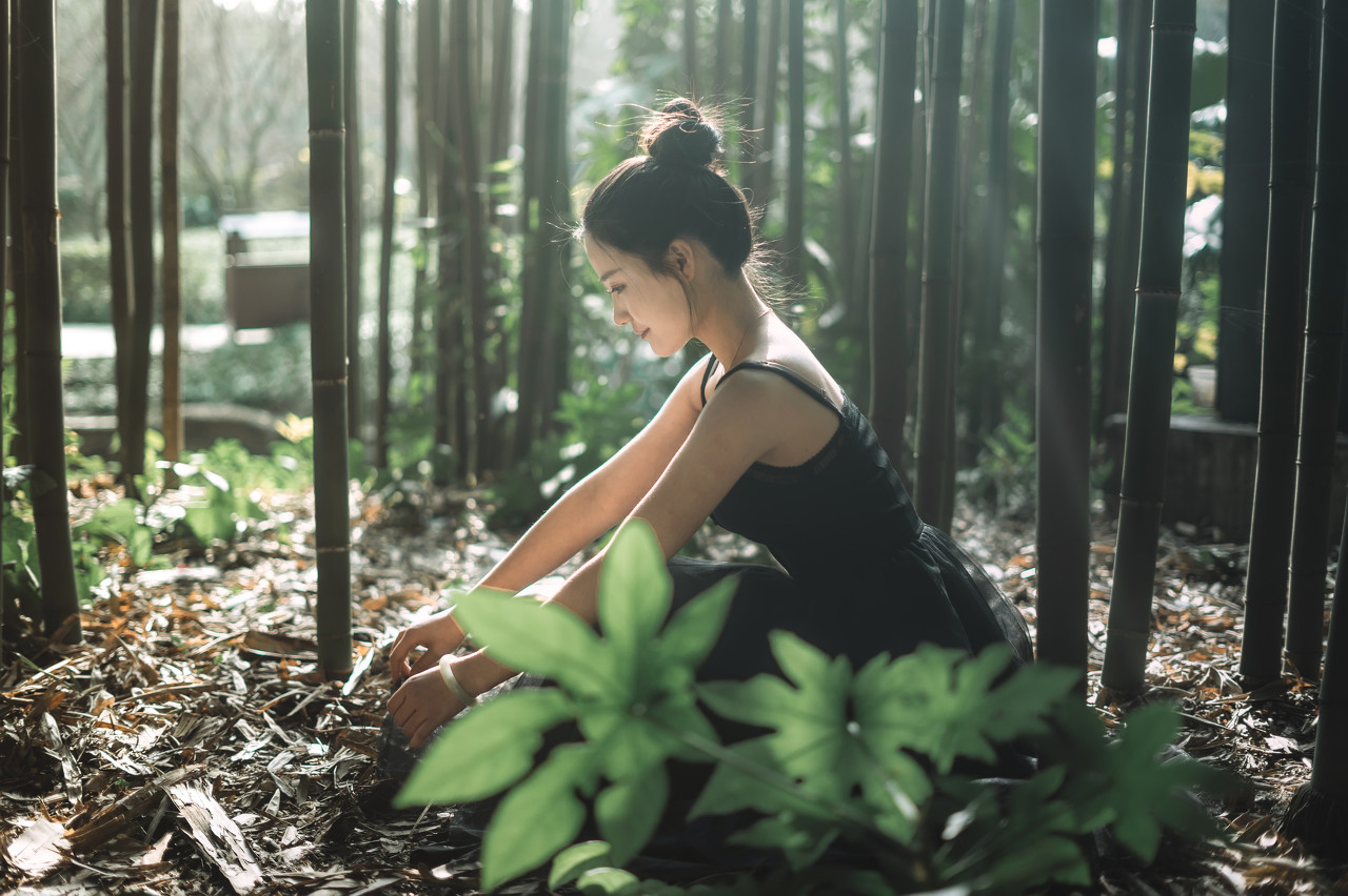 小说：她被男神吻得大脑混乱，只会埋在他怀里，问他为什么选自己