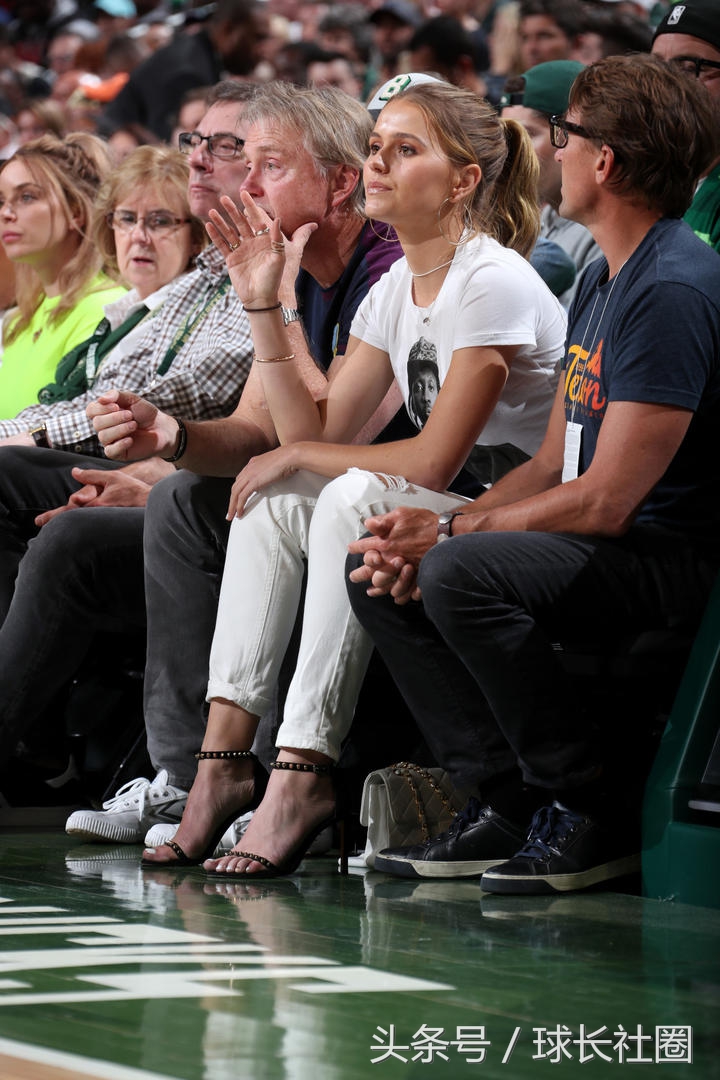 19年猛龙夺冠drake开演唱会,猛龙队队史最伟大的一战