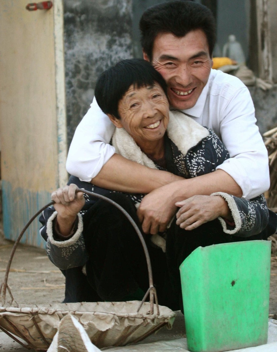 90后娶60岁老太太真实事件,25岁小伙不顾反对娶60岁大妈