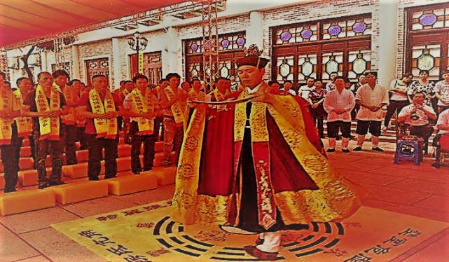 学大禹坡脚的姿态，喊“急急如律令”的咒语，浅析东汉巫觋的规范