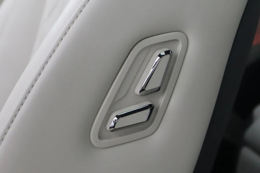 极氪009：前后三排都是主座，开到哪儿都是焦点！