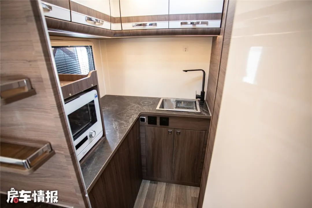 12万上汽跃进s100平头轻卡房车,跃进h300轻卡房车室内220v电源