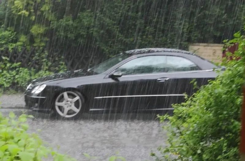狂风暴雨天气开车应注意事项,开车遇到强风怎么自救