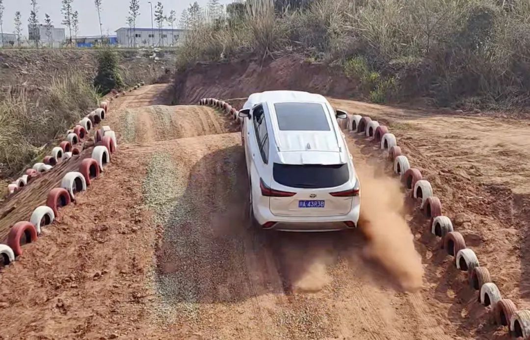 全新丰田汉兰达操控性提升,新款丰田汉兰达四驱爬坡能力