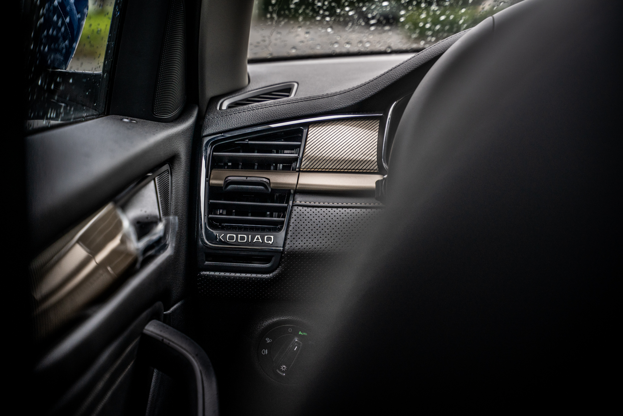 2020斯柯达柯迪亚克七座suv,棕色斯柯达柯迪亚克七座2022