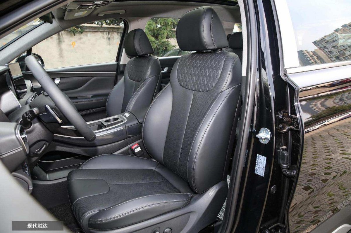 都凭高颜值出圈，比亚迪护卫舰07对比现代胜达，谁的实力更强？
