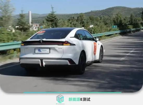 星光馈电油耗试驾,长安深蓝sl03增程版纯电续航实测