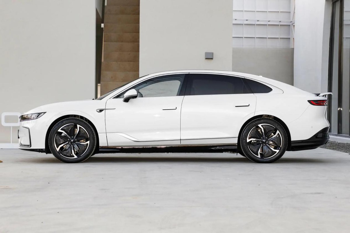 想买30万级豪华电动轿车,岚图追光和极氪001,到底该怎么选?