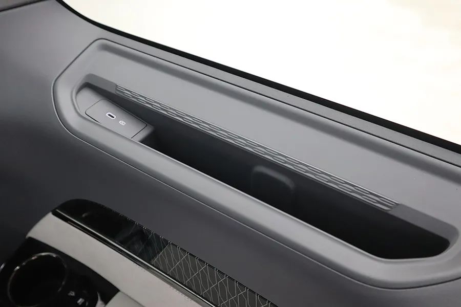 极氪009：前后三排都是主座，开到哪儿都是焦点！