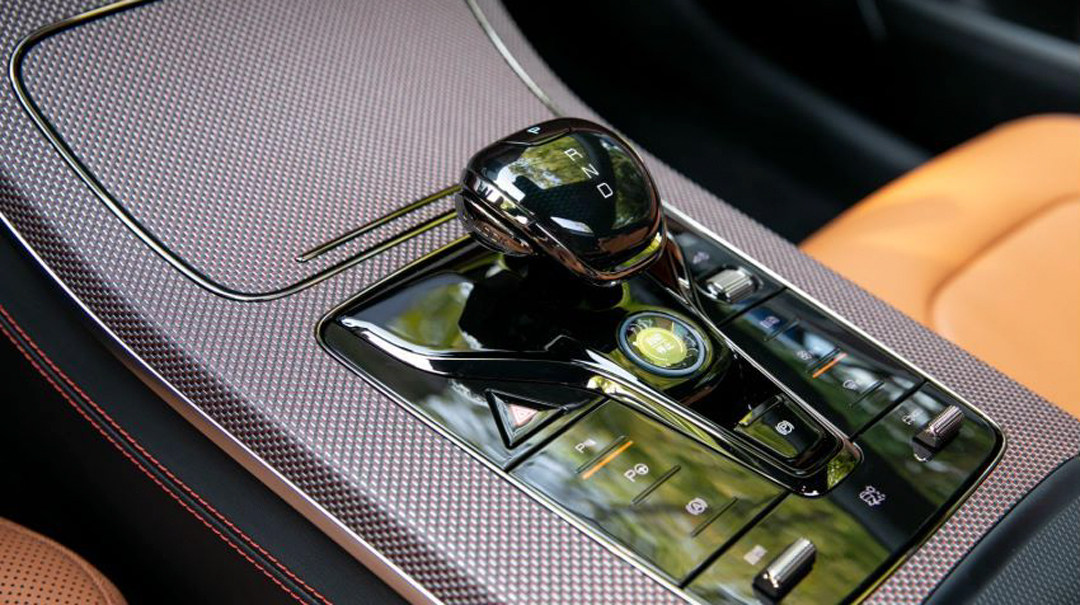 都是一箱油能跑1000km但这两字母差远了！20万选谁更省钱？