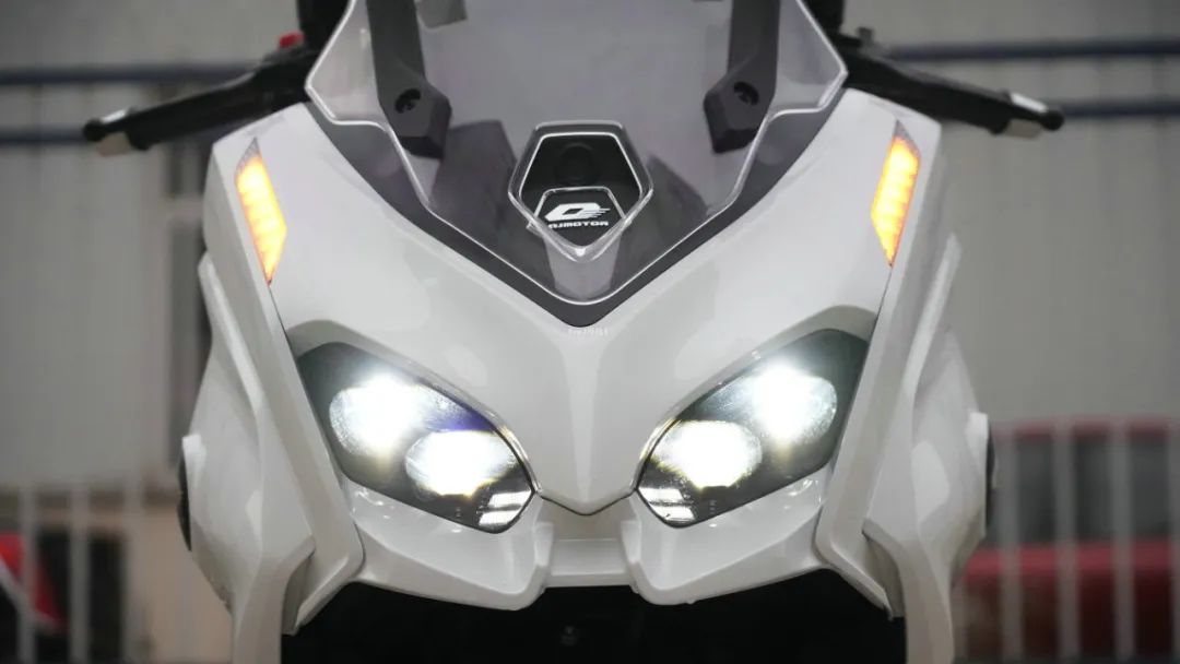 QJMOTOR鸿150车型全解析，正面硬刚PCX和UHR，还有多大优势？