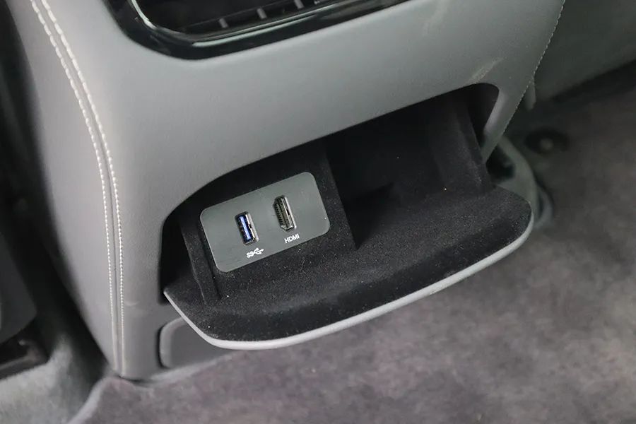 极氪009：前后三排都是主座，开到哪儿都是焦点！