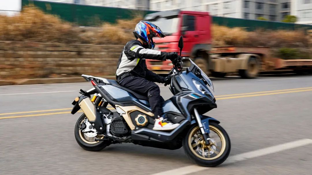 布雷斯通极岳150驾驶体验,布雷斯通极岳adv150霸气改装