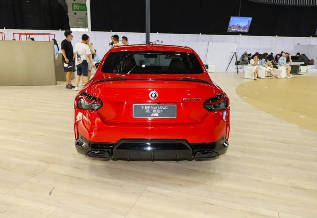 宝马很舍得，全新进口M240i，直列6缸机配后驱，全车哈曼才40多万