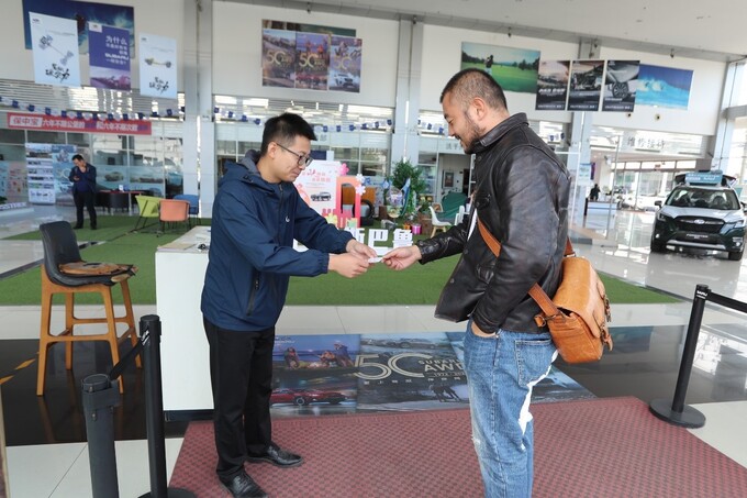 陪朋友去斯巴鲁店看傲虎，我不仅被“打脸”还种草变“粉”了