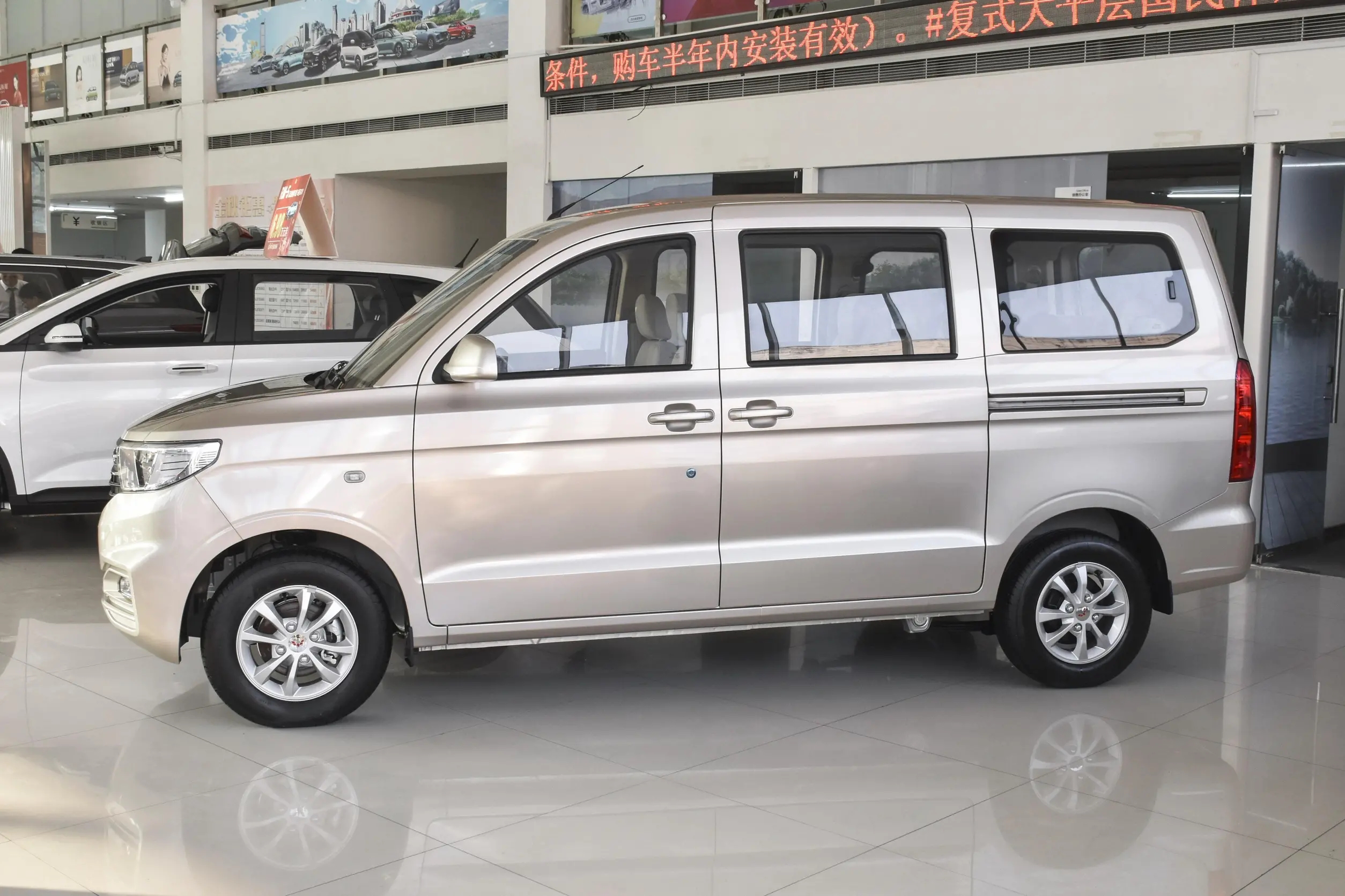 五菱宏光7座属面包车还是mpv,五菱宏光v的缺点有哪些