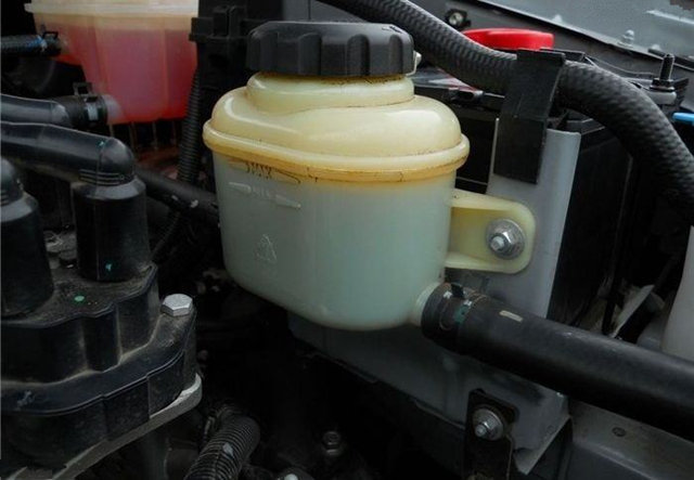 行驶过程中方向盘为什么锁死,行驶中方向盘锁死