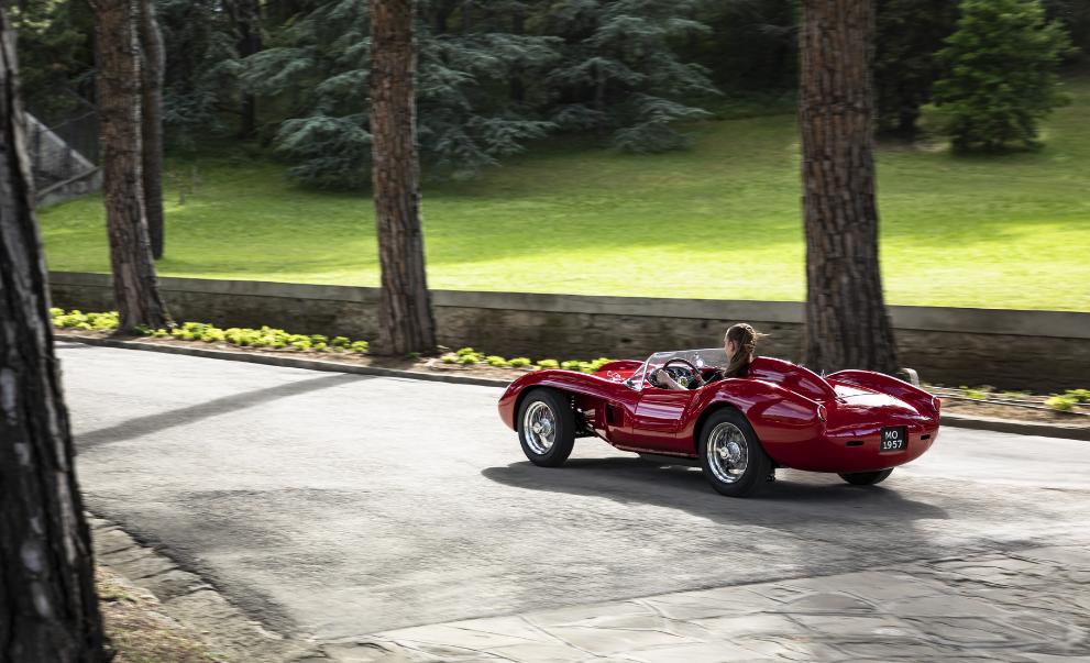 特斯拉天价口哨被抢光，马斯克割韭菜碾压苹果，汽车周边崛起了？