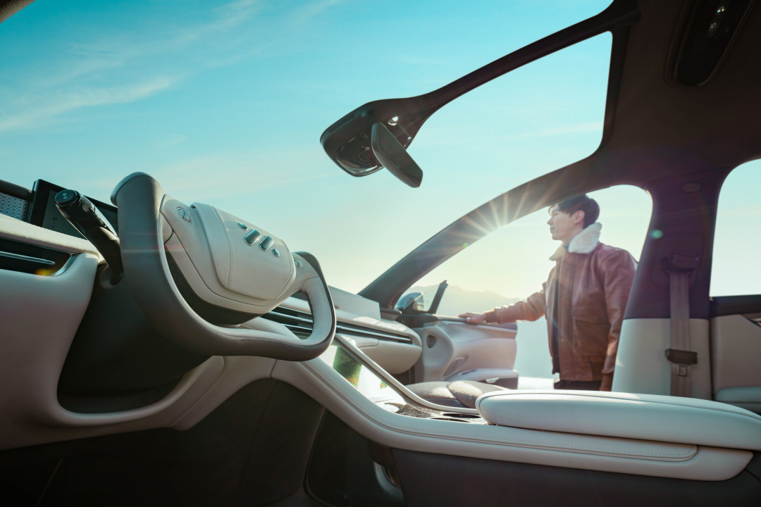 智己ls7穹顶防砸测试,智己ls7穹顶天窗实际效果