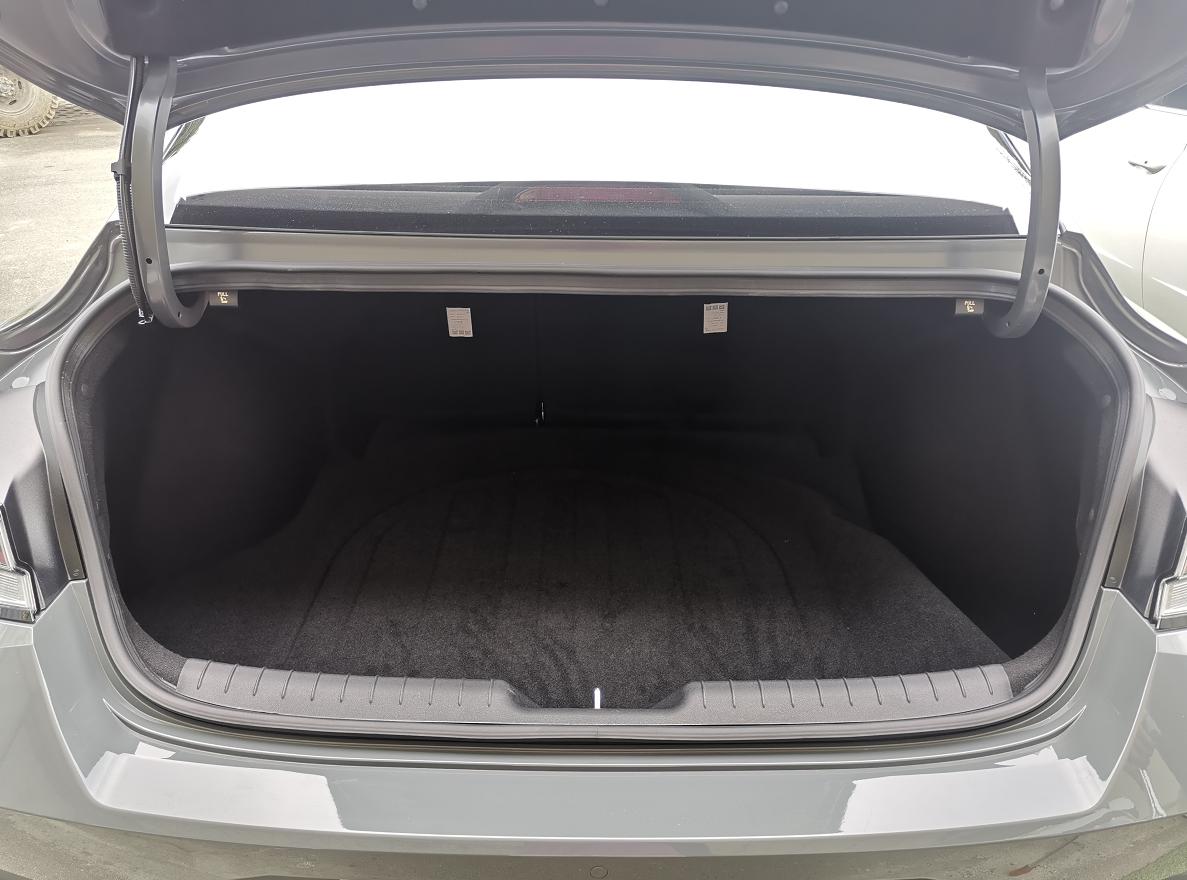 怪不得销量这么好!实用耐看还省油,油耗5.2L,带你看现代伊兰特