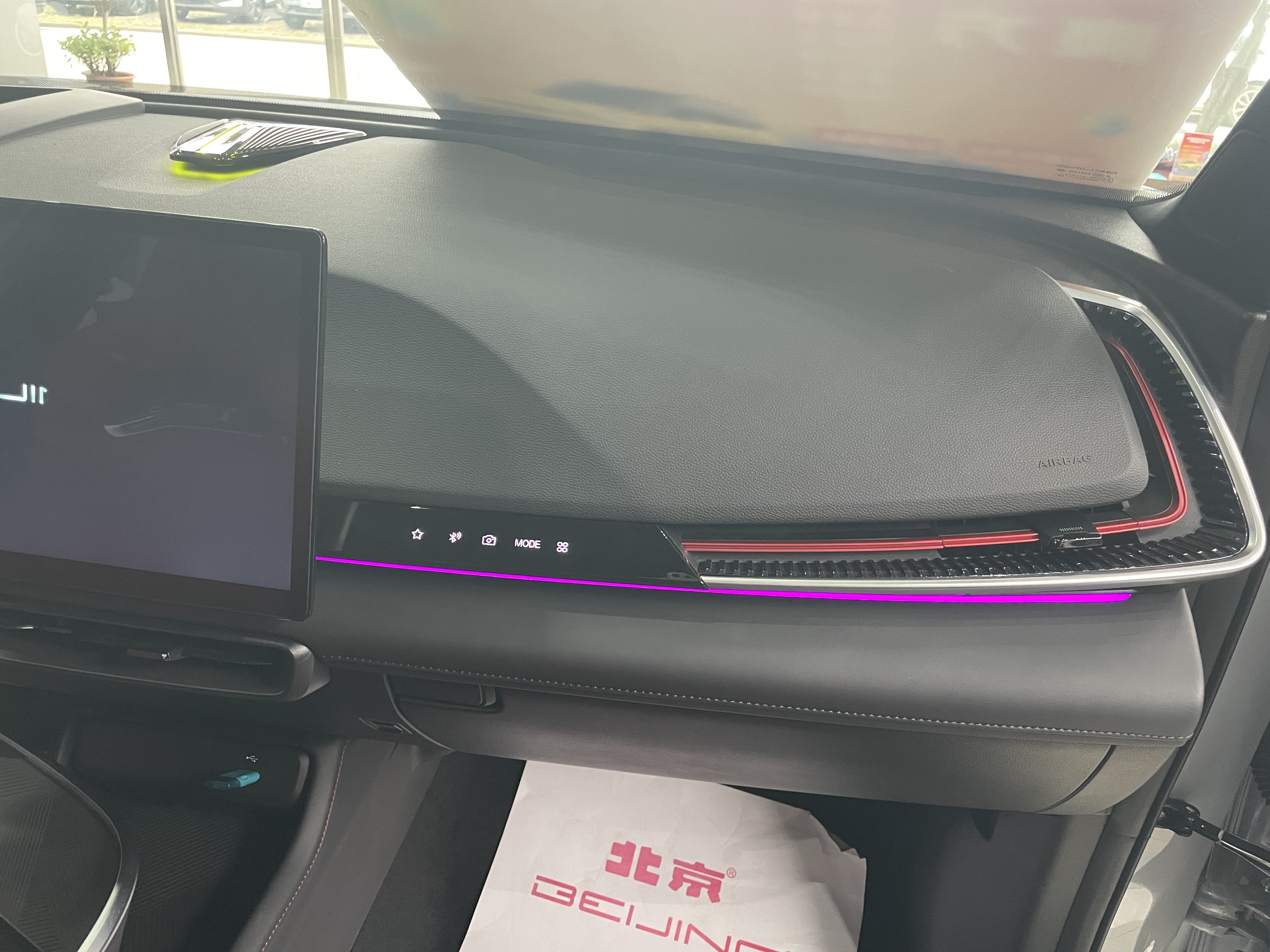 北汽魔方1.5t星耀版,北汽鸿蒙燃油车