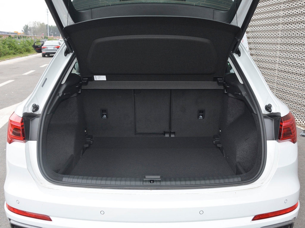 途观l和奥迪q32024款哪个好,靠降价能取胜吗