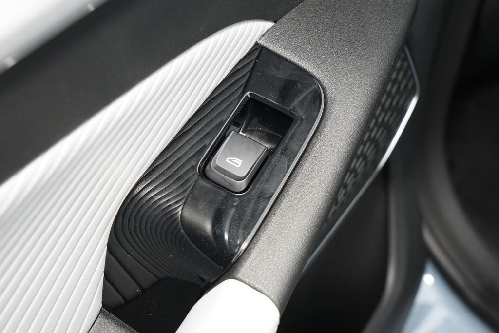 吉利帝豪第4代冠军版顶配车机,吉利帝豪第四代旗舰版仪表