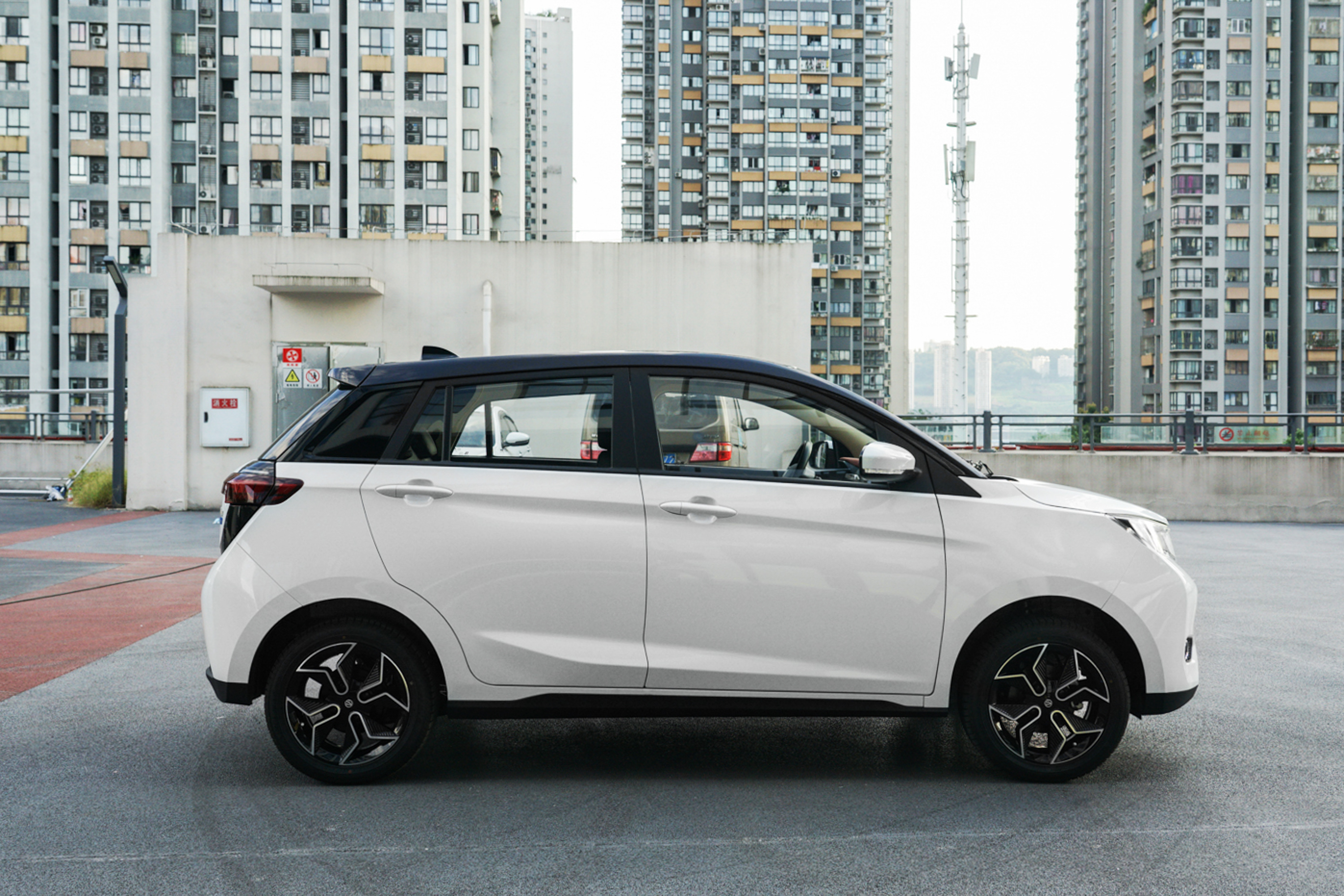 电动屋全新跨界车来了,YOUNG光小新购买手册