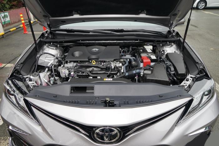 详解丰田凯美瑞，一车双造型，标配10气囊，实惠又省油，你看咋样