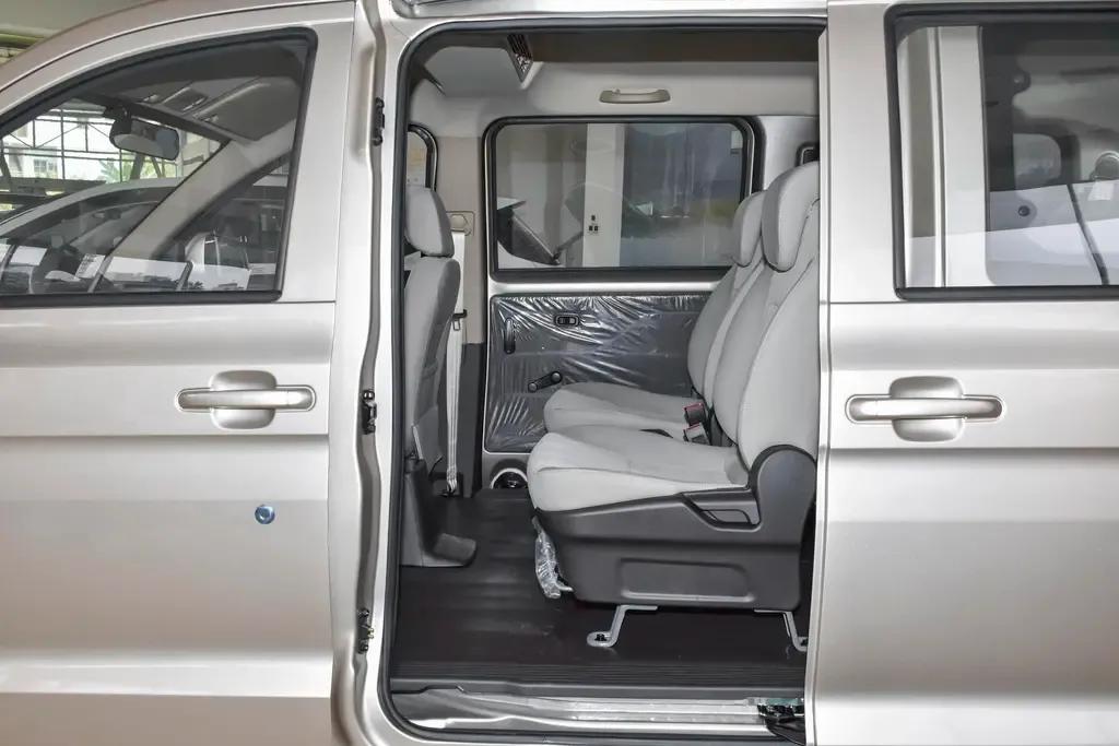 配1.5L发动机，百公里综合油耗6.4L，五菱宏光V实力怎么样？