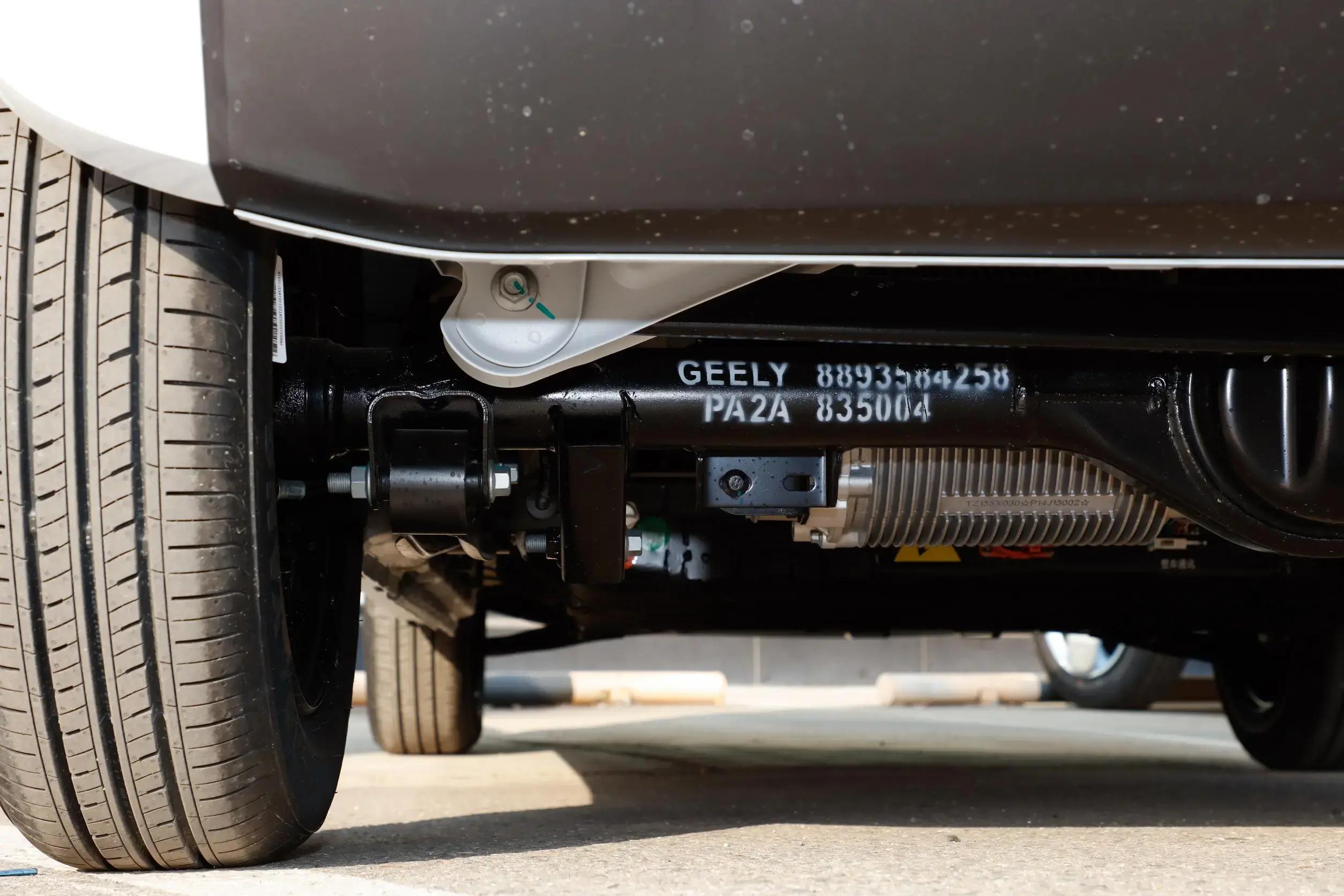 吉利熊猫和五菱宏光mini哪个大,吉利熊猫mini电动车价格