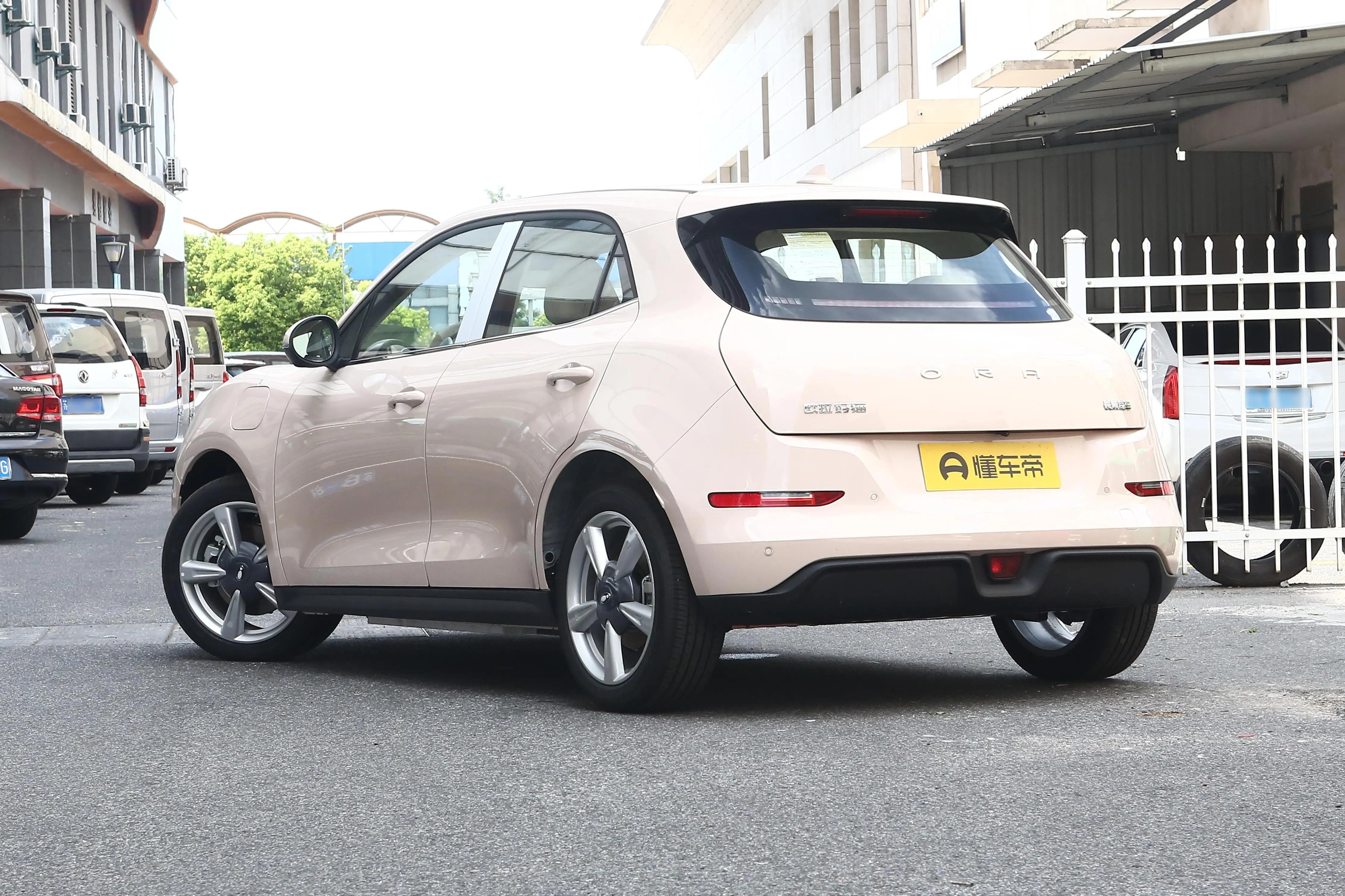 小姐姐开的燃油版车6万超高颜值 (推荐三款适合小姐姐的代步车)