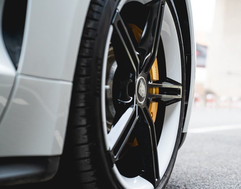 保时捷taycan绿色轮毂,保时捷taycan米色金属漆