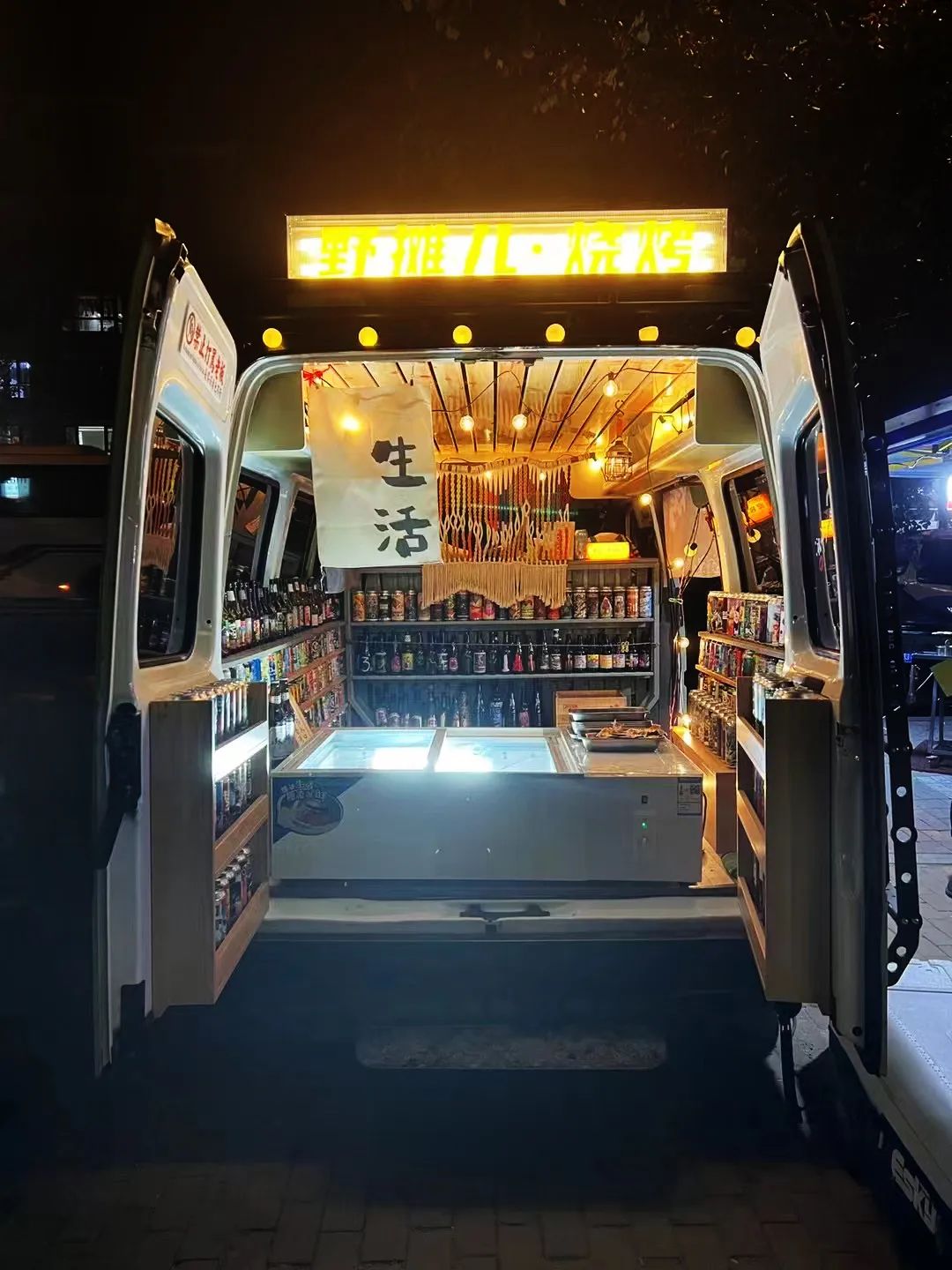 边玩一边赚钱，时下年轻人最爱的车尾厢摆摊，竟然也内卷了？