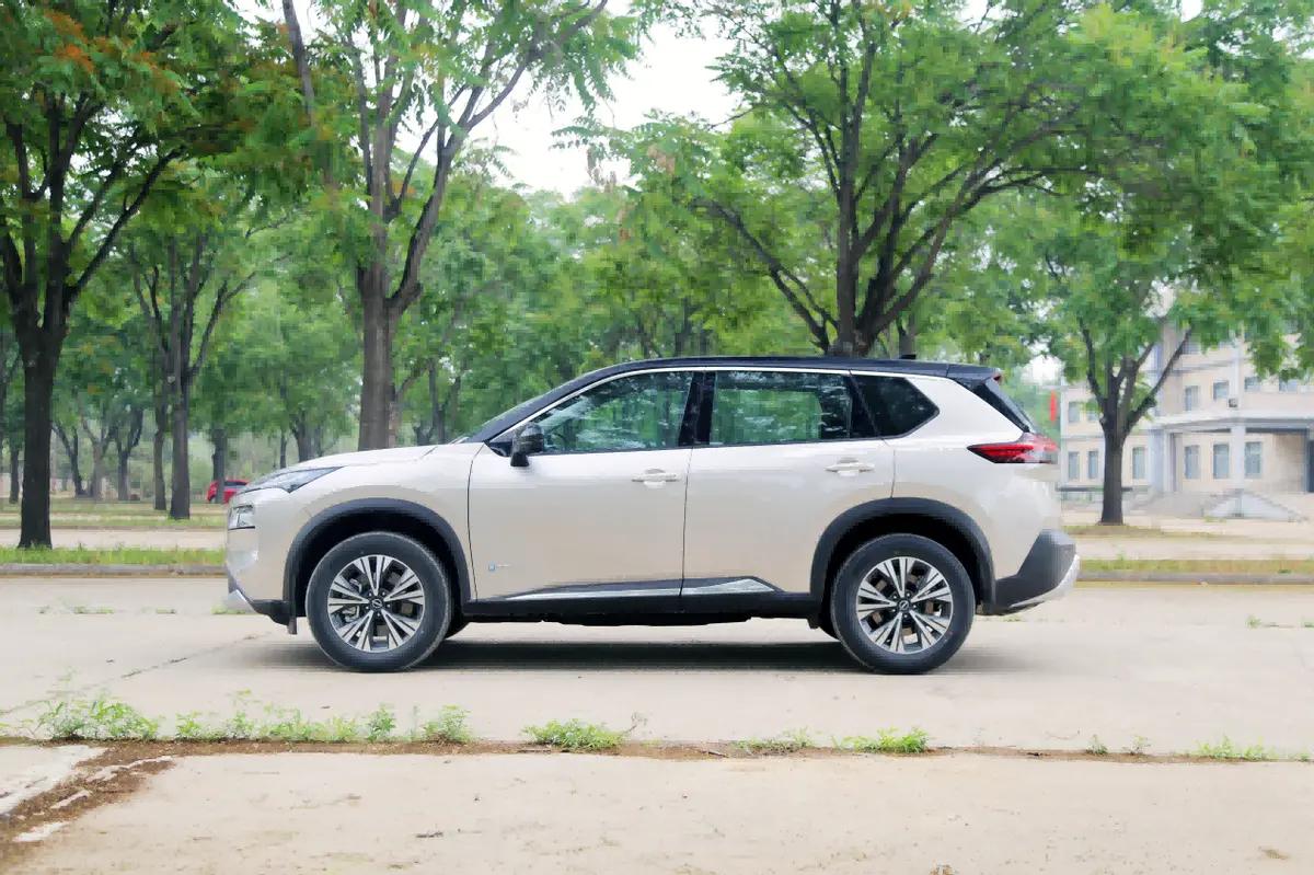 日产超混电驱奇骏到店实拍,日产奇骏e-power和魏派拿铁phev