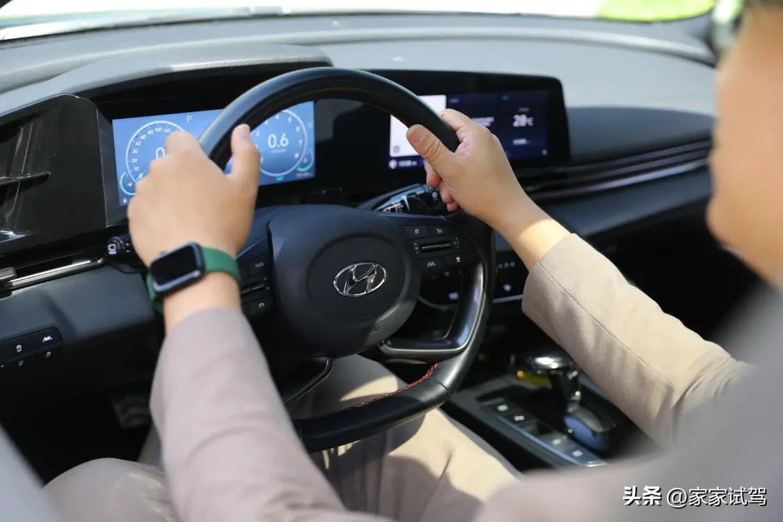 万元a级家轿试驾北京现代伊兰特,现代伊兰特1.5llux尊贵版最新落地