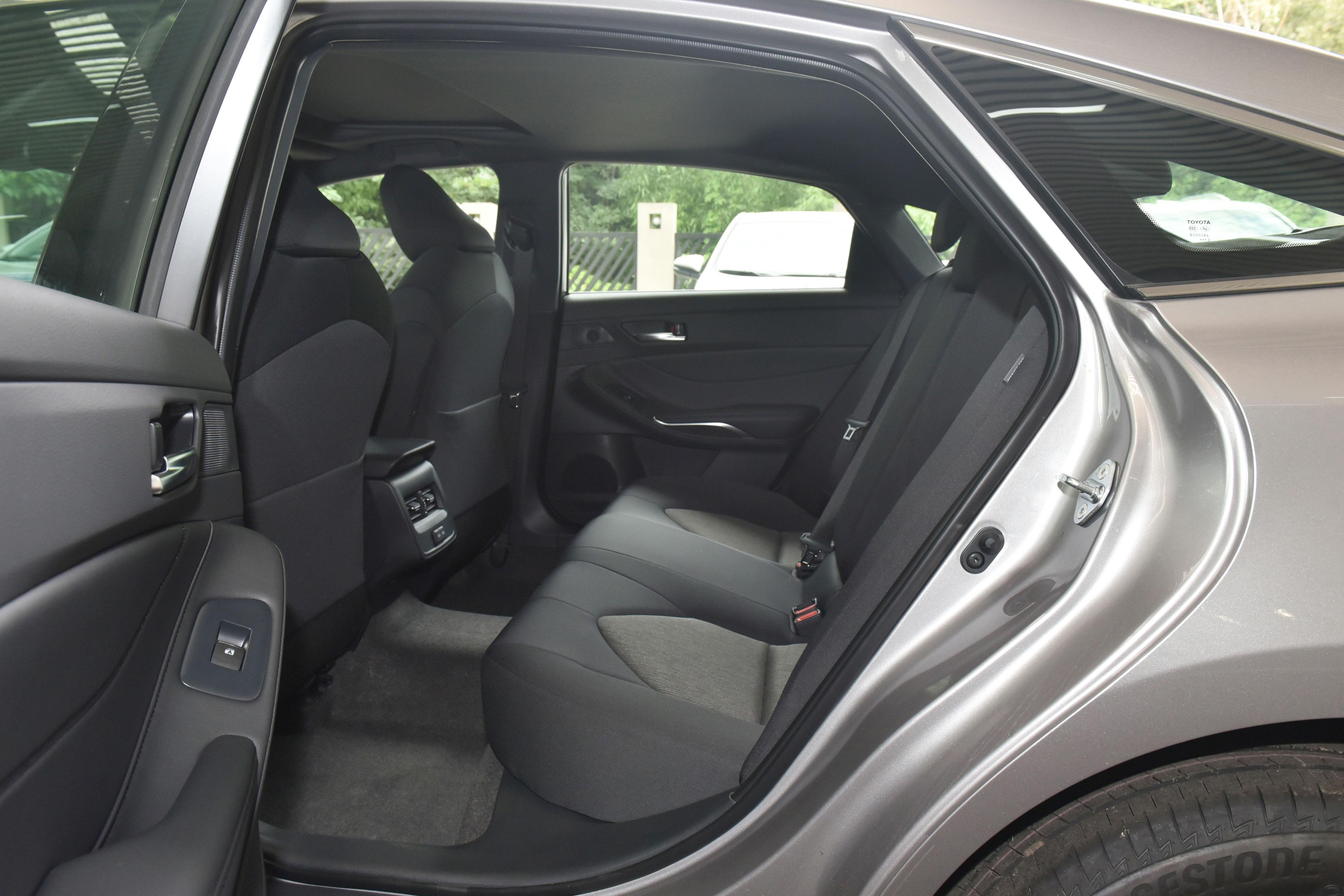 如何选择丰田亚洲龙的配置和车型,10个安全气囊的车型