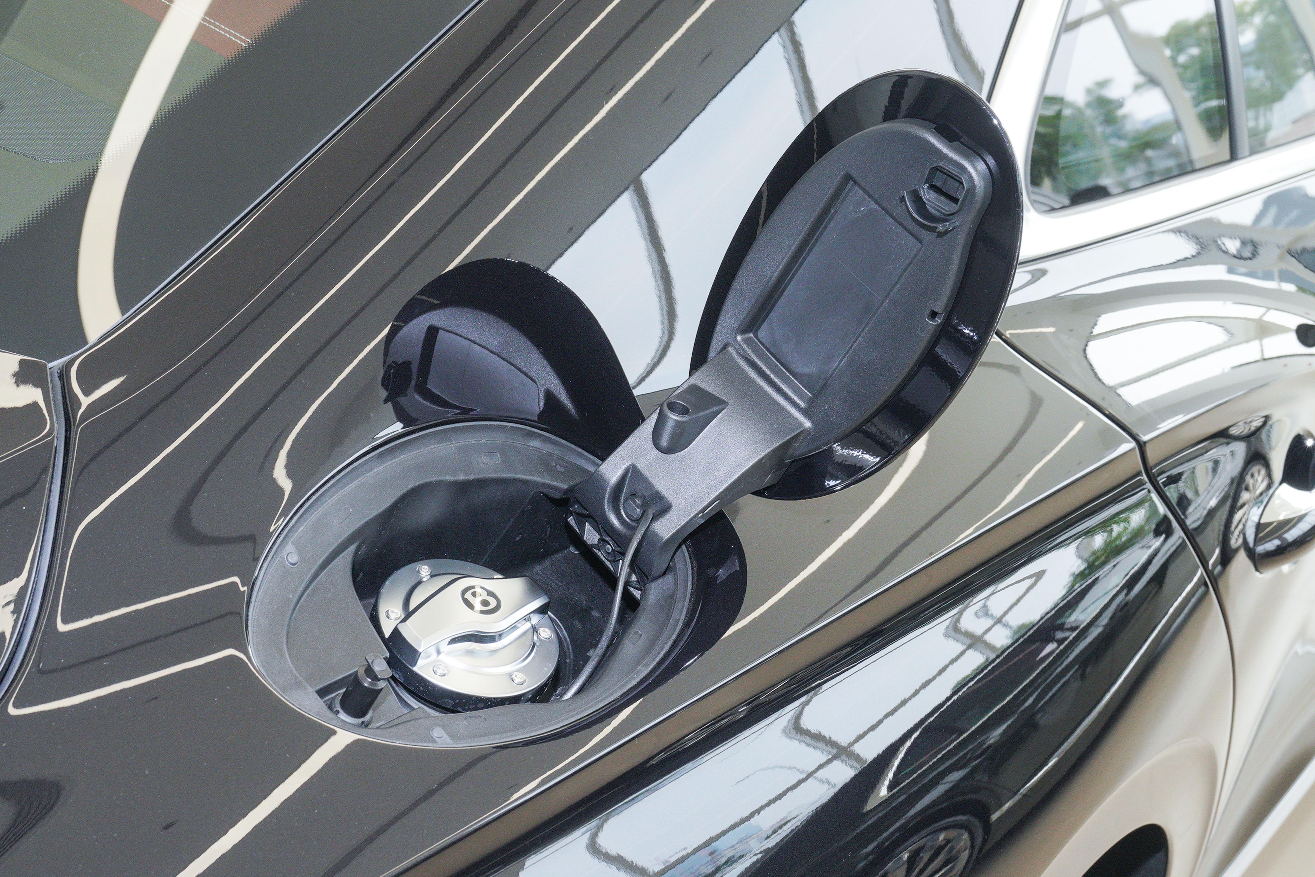 宾利飞驰月薪多少养得起,宾利飞驰一年的养车成本多少钱