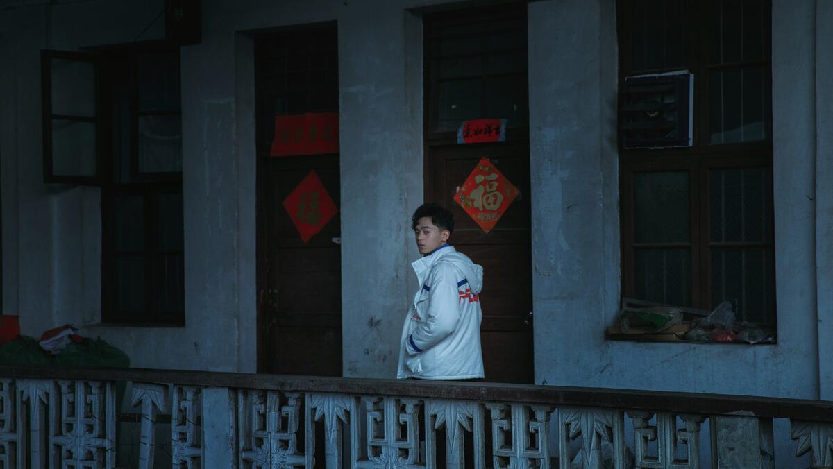 穷小子逛商场竟被店员瞧不起漫画,穷小伙逛街被店员羞辱