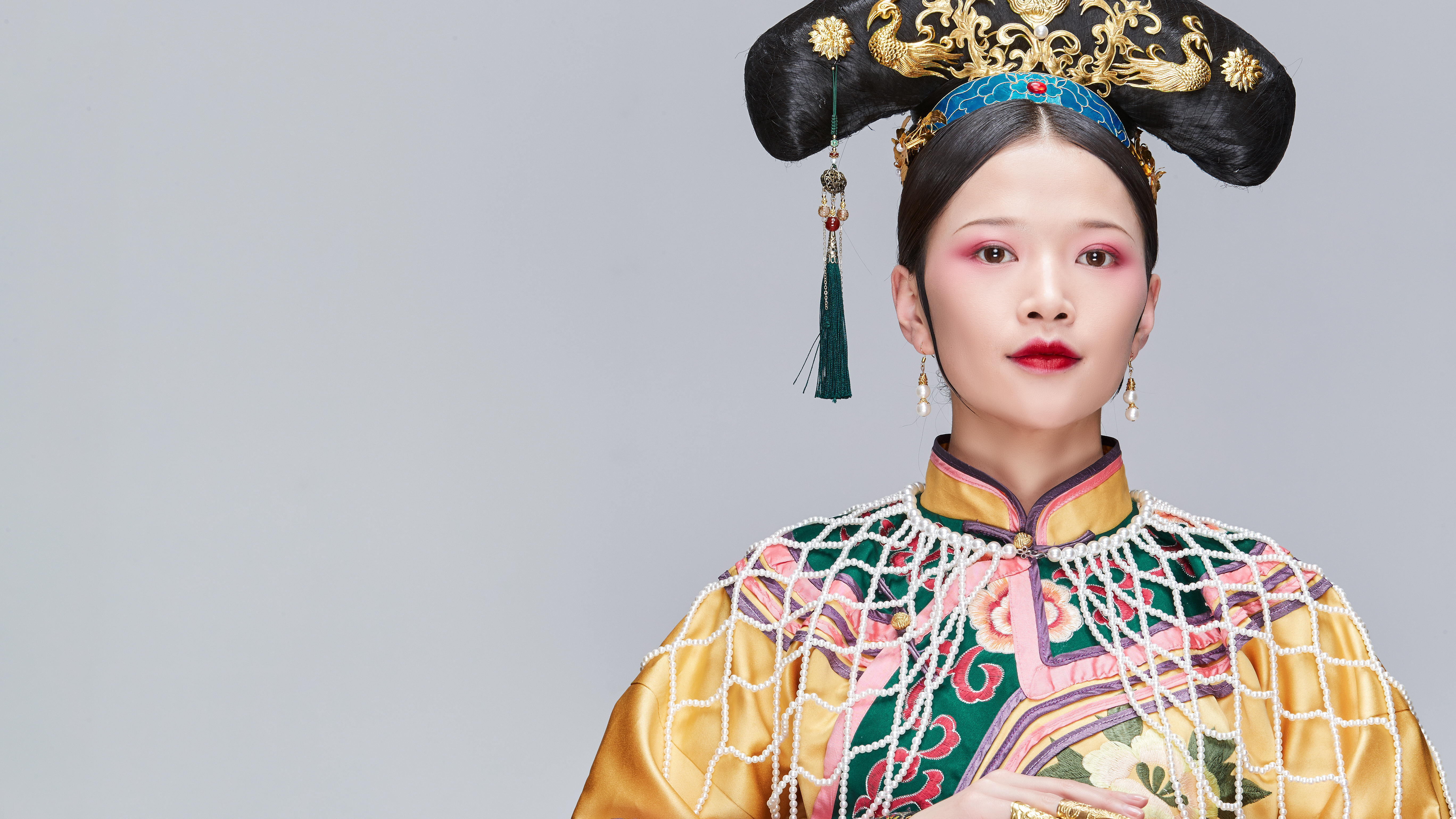 小说：她的衣服被撕裂，又被人玷污，怒视王爷：现在，你满意了吗