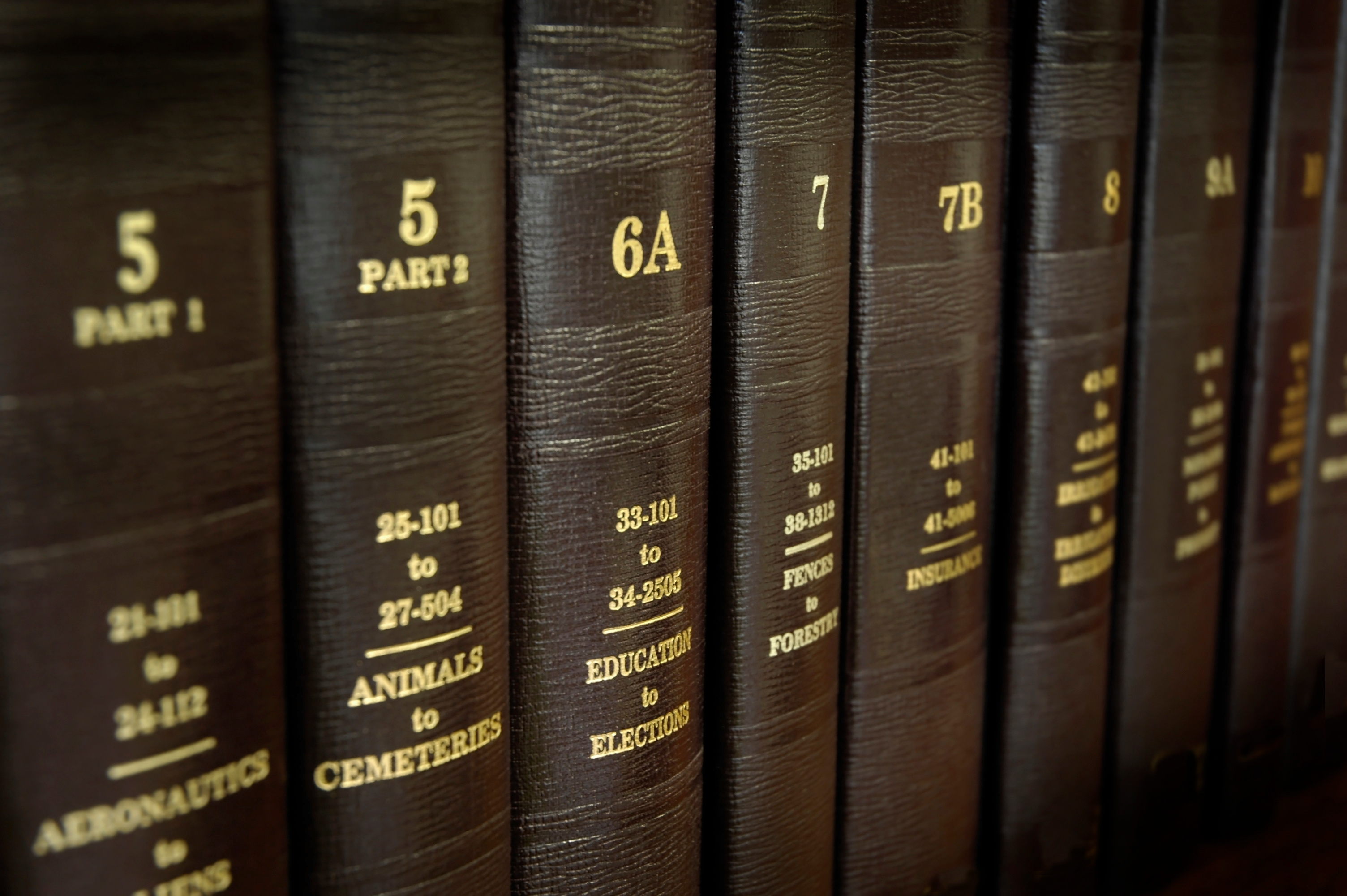 探索整个媒介生态环境，需从“新闻业”和“新闻人”这两个词出发