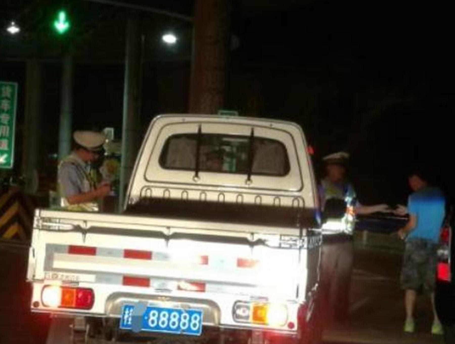 广西一辆3万的小货车火了!只因车牌备受关注,交警见了无话可说