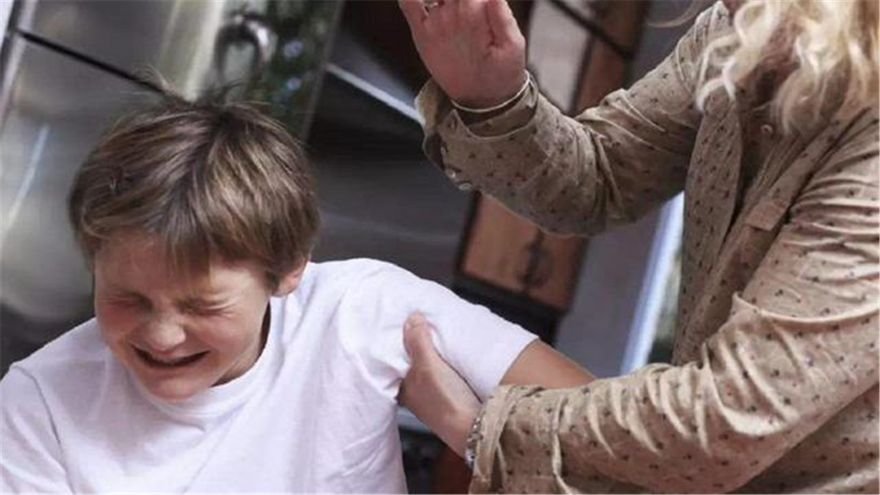 父母凶孩子会造成孩子性格懦弱,父母管教孩子情绪失控