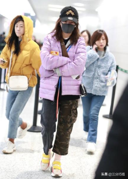 赵薇厉害：44岁露脚踝、穿少女粉，其实比扮嫩更困难的是自信