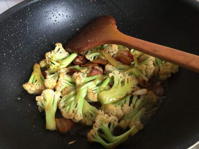 炒花菜不辣的家常做法,花菜不焯水直接炒会怎么样