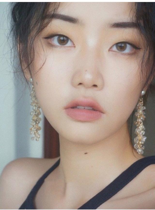 单眼皮化妆大地色系眼妆详细图解,无眼妆单眼皮高级感妆容教程