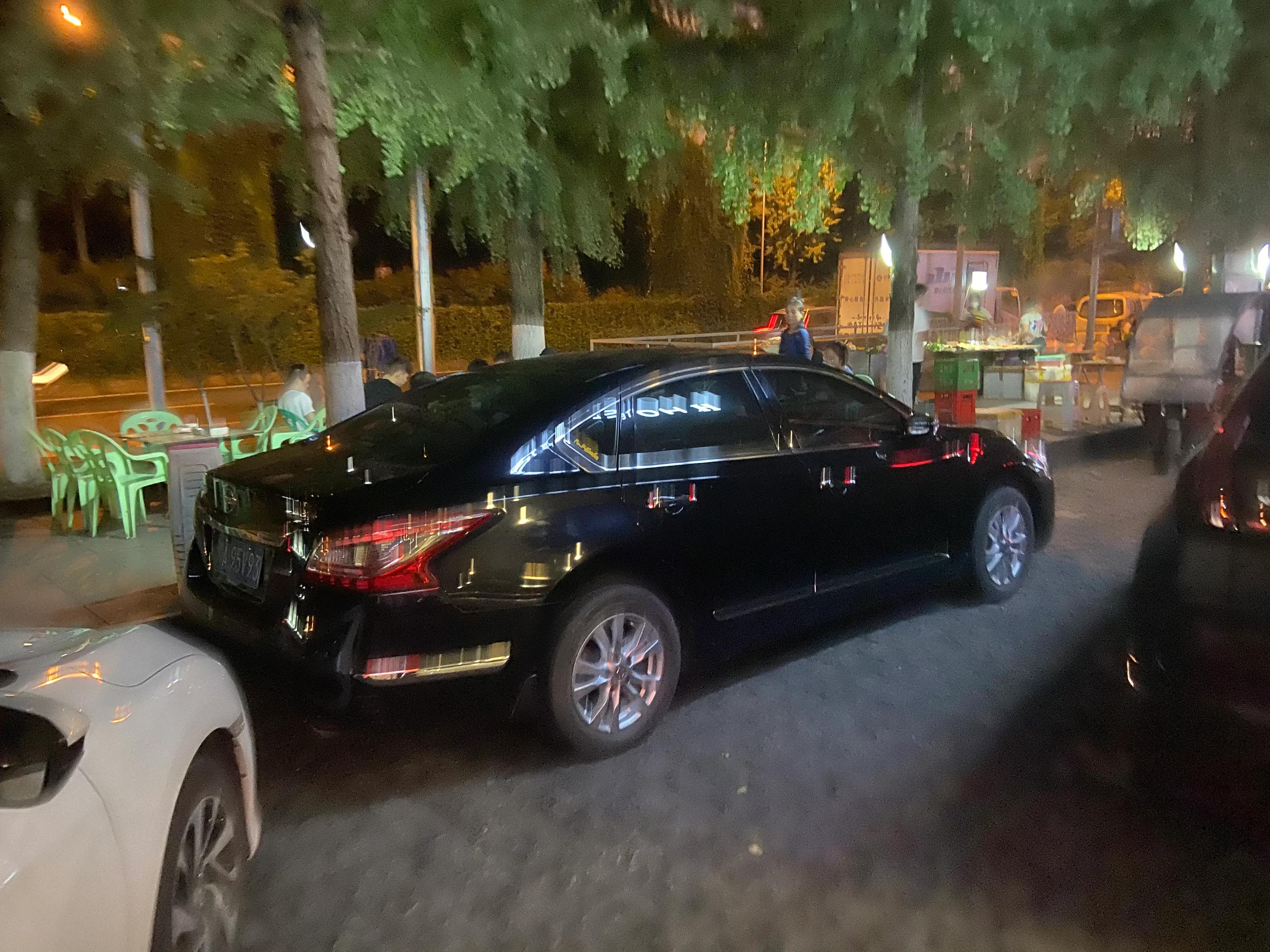 一个小伙摆摊卖烧烤一个月挣90万,摆摊卖烧烤到底是赚钱还是不赚钱