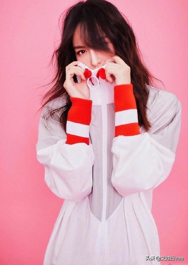 36岁的唐嫣身着粉嫩甜美亮相,唐嫣婚后首曝清新写真