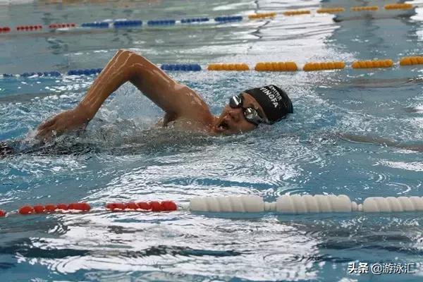 自由泳游完胳膊一抬起来就疼,为什么每次游自由泳胳膊内侧痛