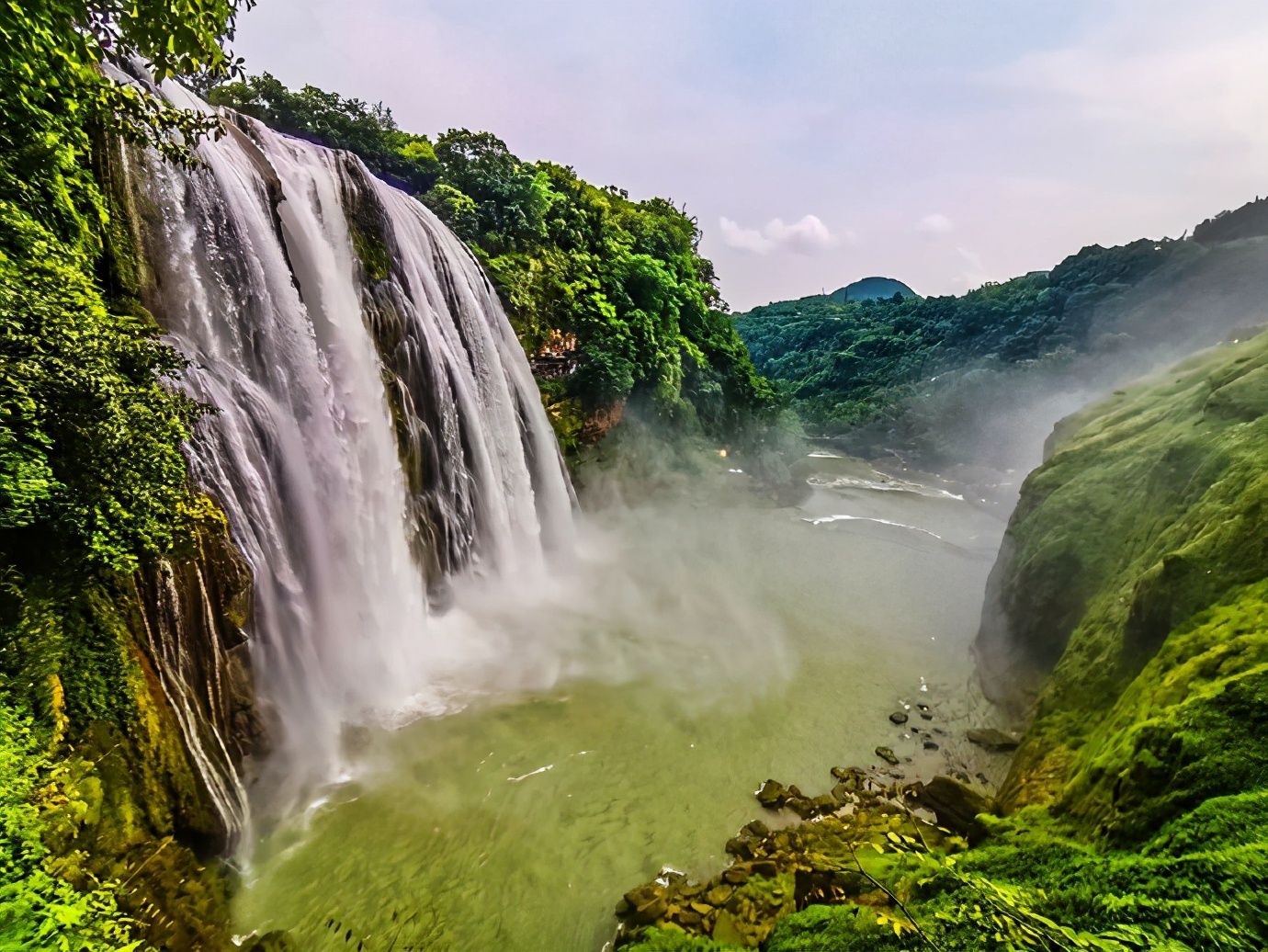 黄果树大瀑布，简直是疑是银河落九天的奇景，壮观而震撼